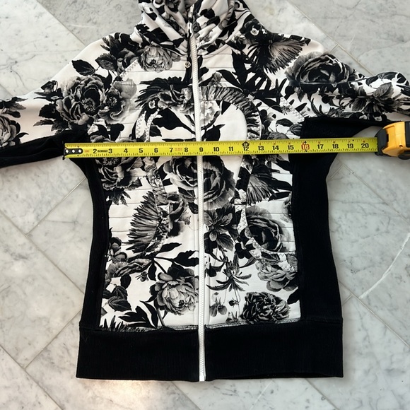 Lulu lemon sweater - Picture 10 of 11